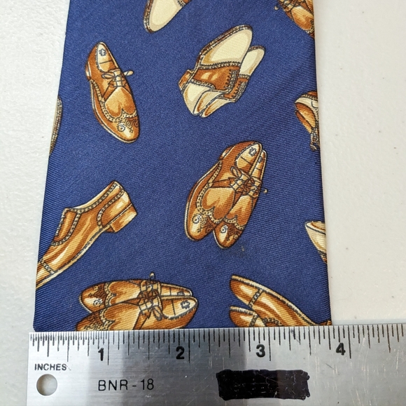 Vintage Kenneth Cole silk tie with all over shoe design. - Picture 1 of 5